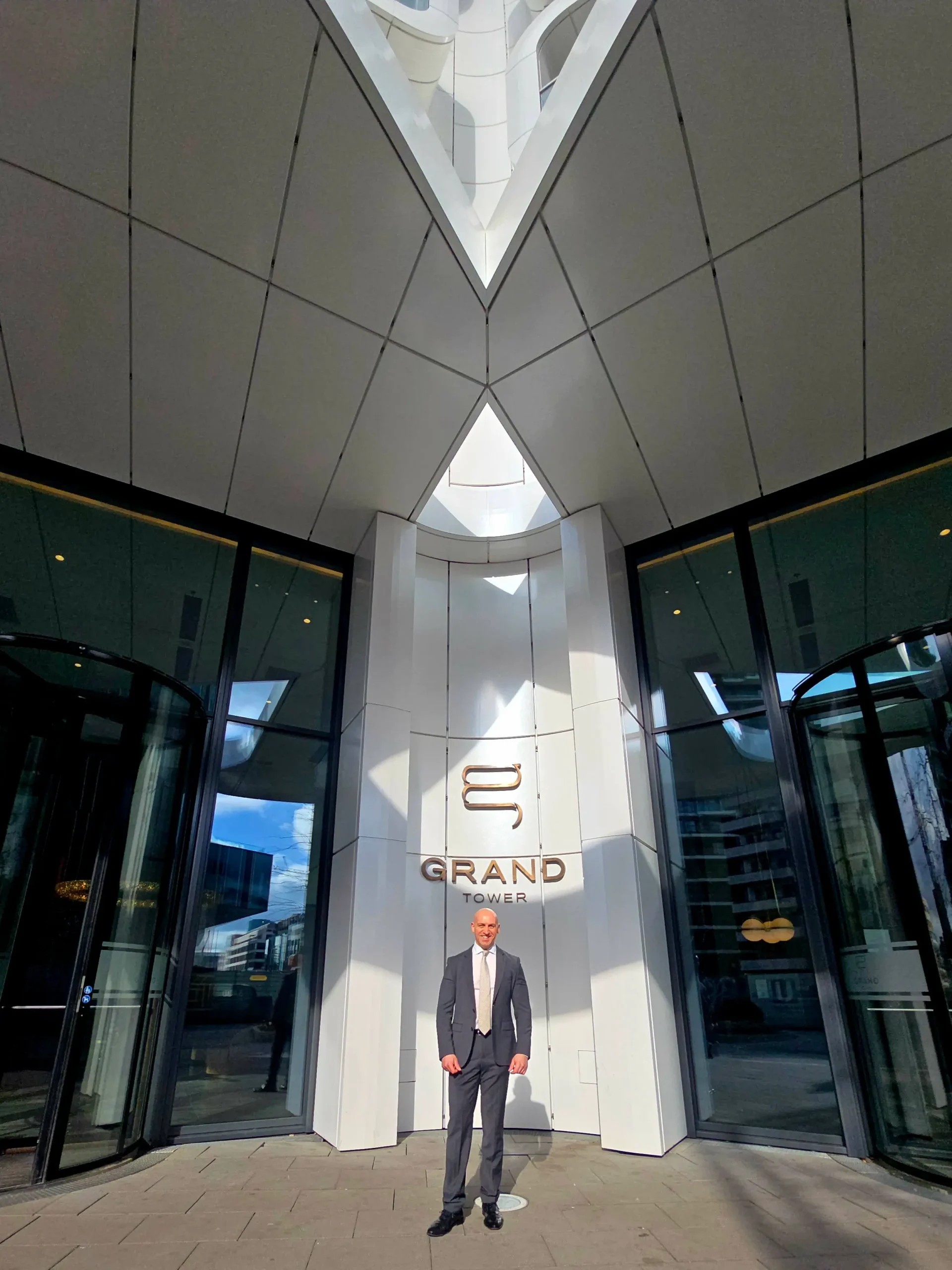 Ronny Kazyska vor dem Grand Tower in Frankfurt am Main.