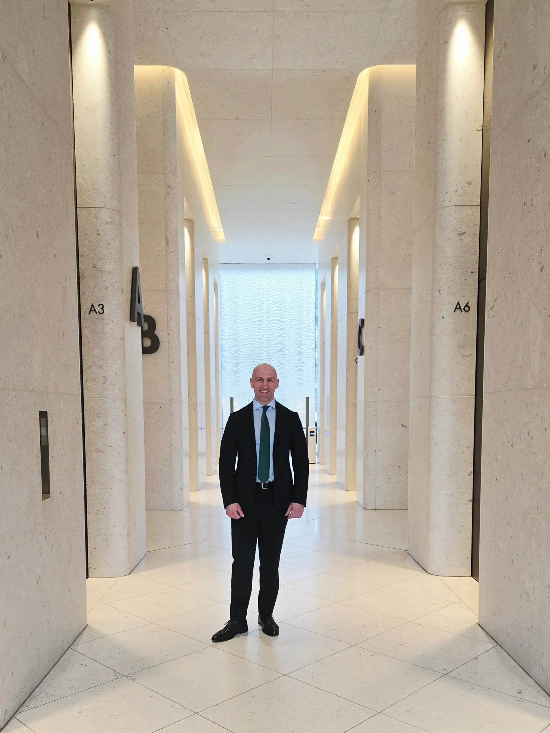 Ronny Kazyska in der Lobby des Messeturms in Frankfurt am Main.