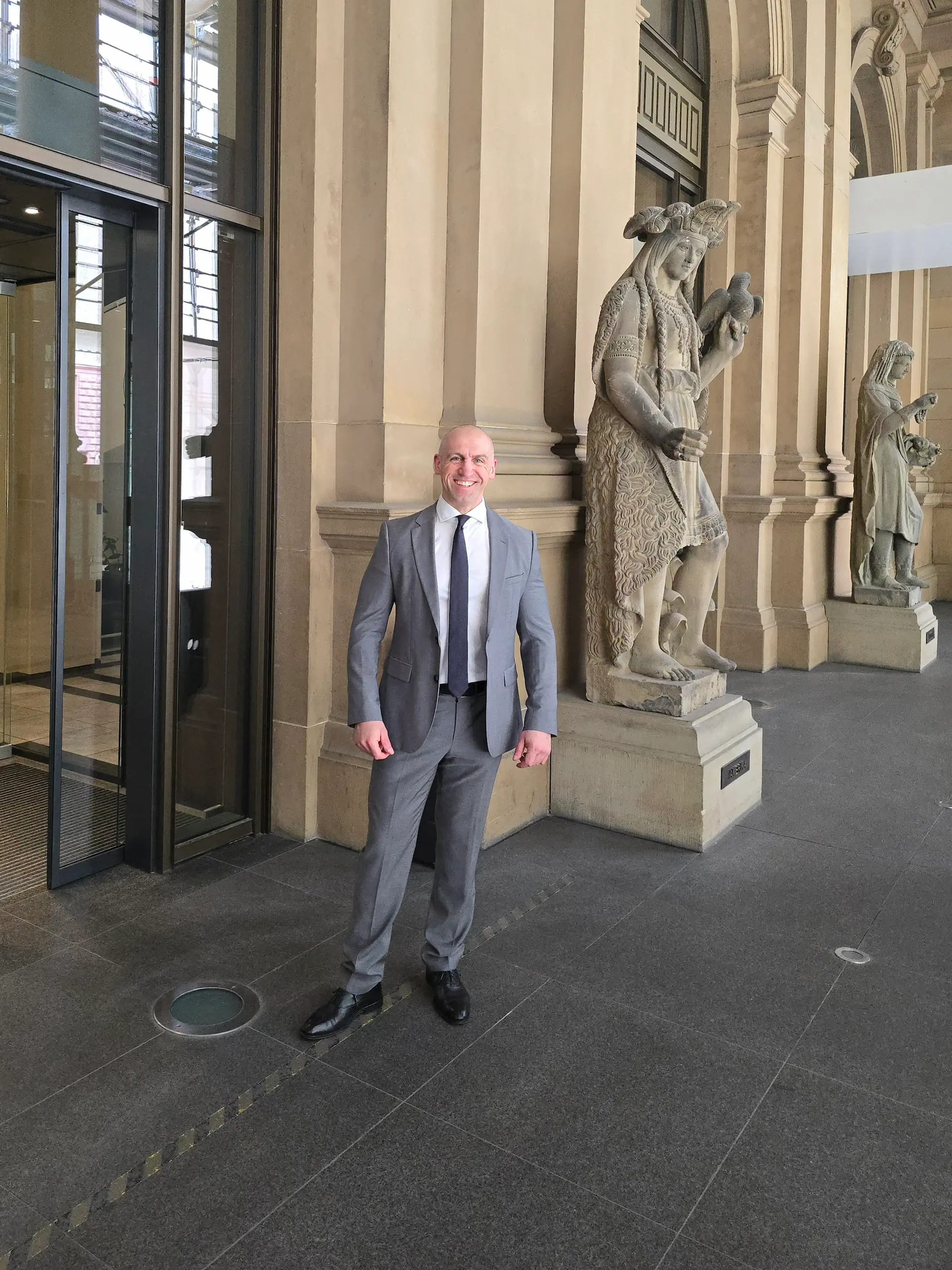 Ronny Kazyska vor historischer Architektur zum Grundsatz Neubau.