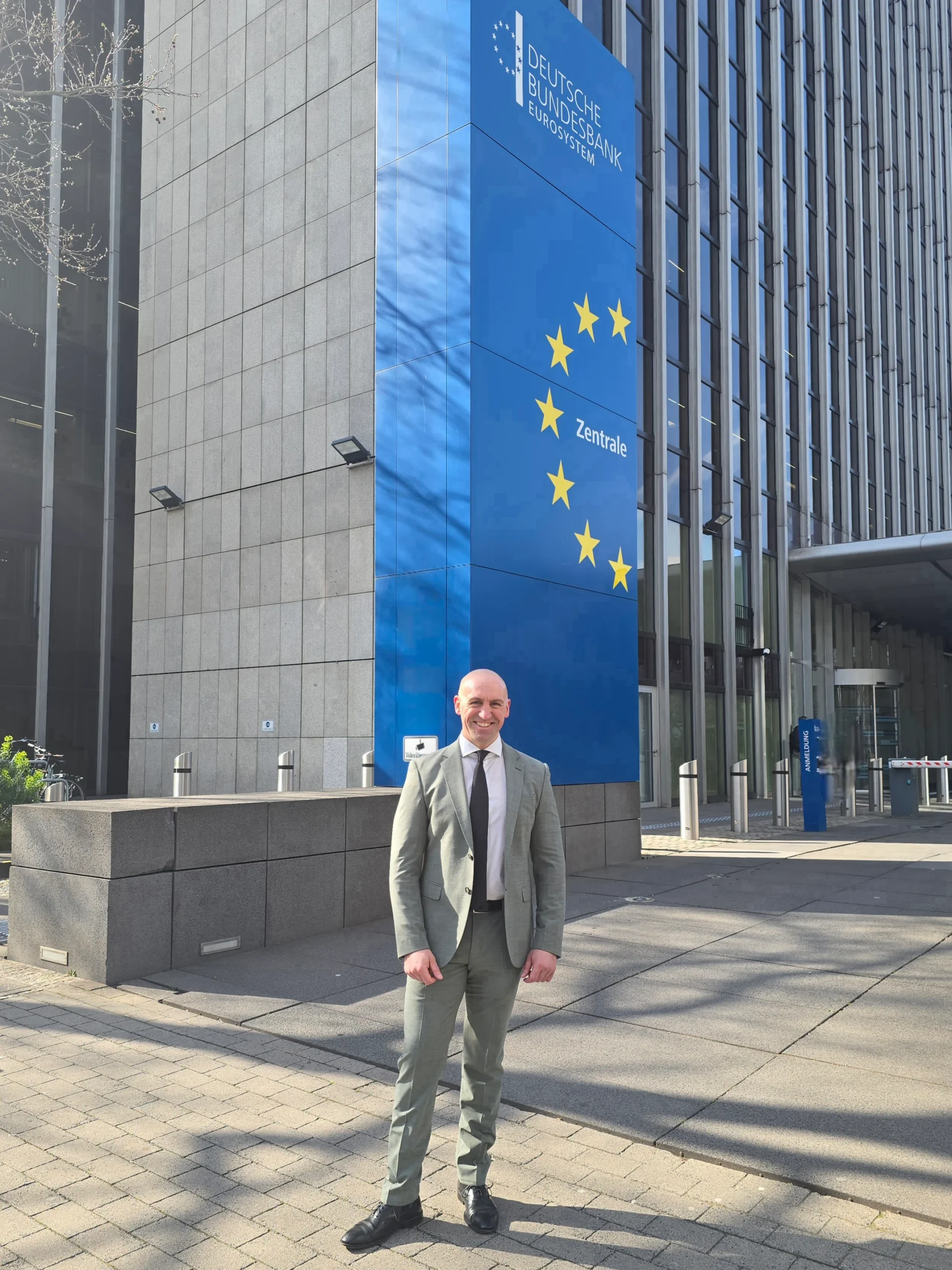 Ronny Kazyska vor dem Frankfurter Büro Center (FBC)
