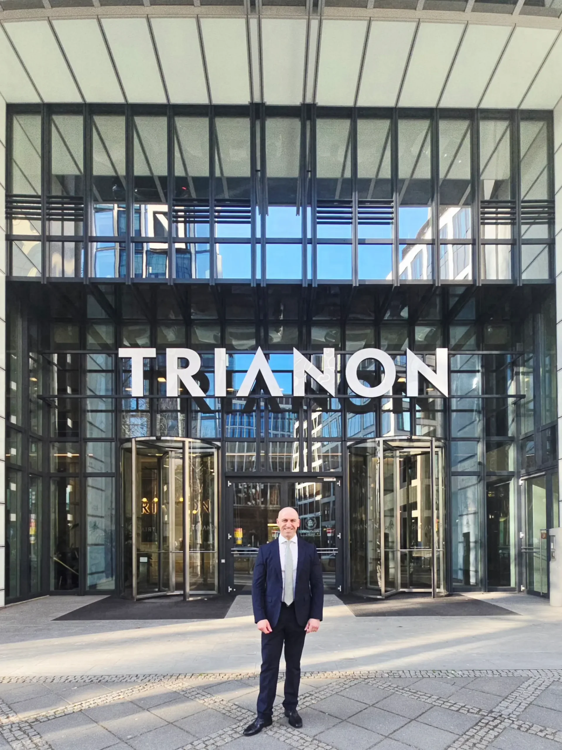 Ronny Kazyska vor dem Trianon Hochhaus in Frankfurt am Main.