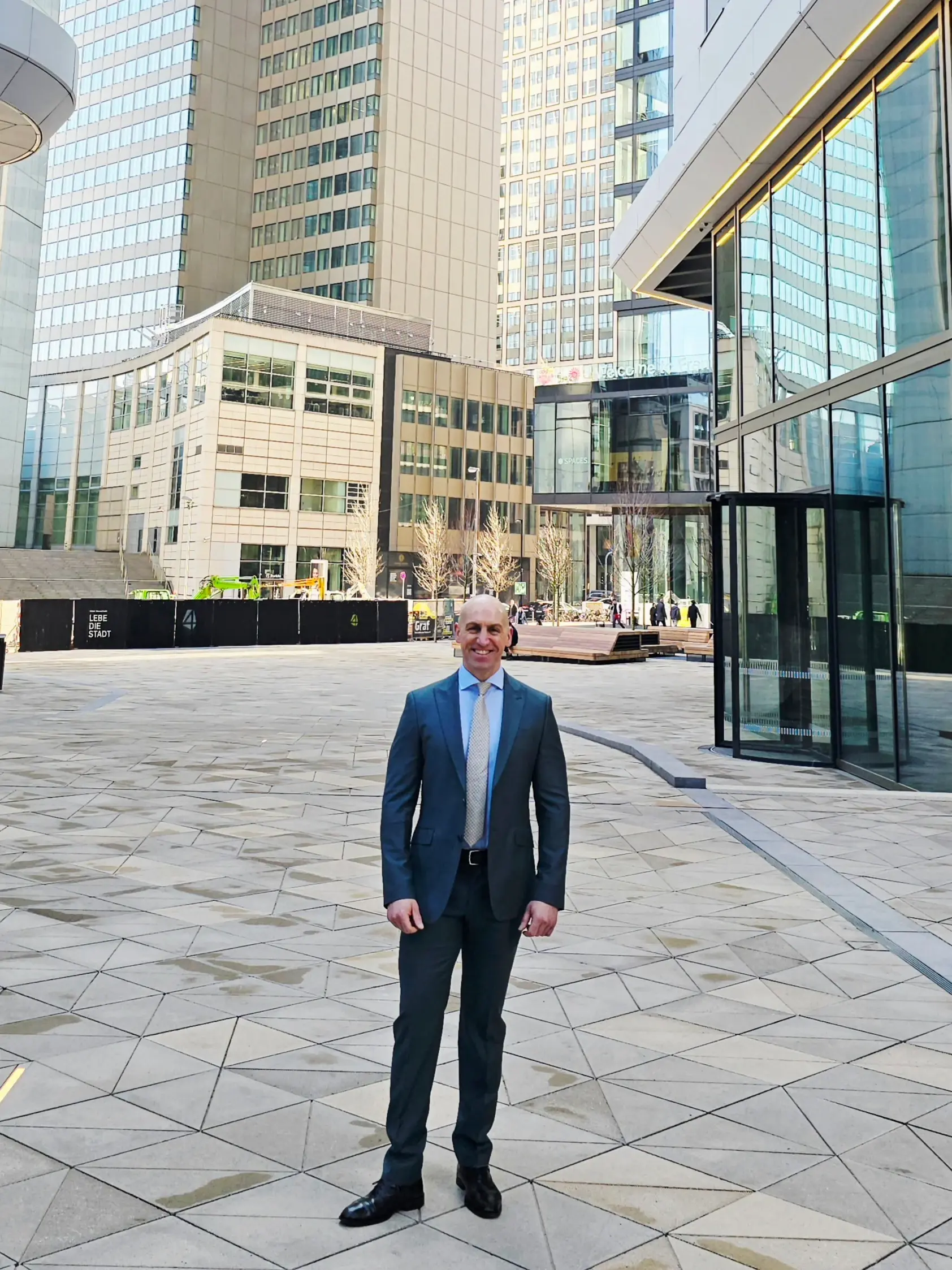 Ronny Kazyska vor urbaner Architektur zum Grundsatz Stadtentwicklung und Cashflow.