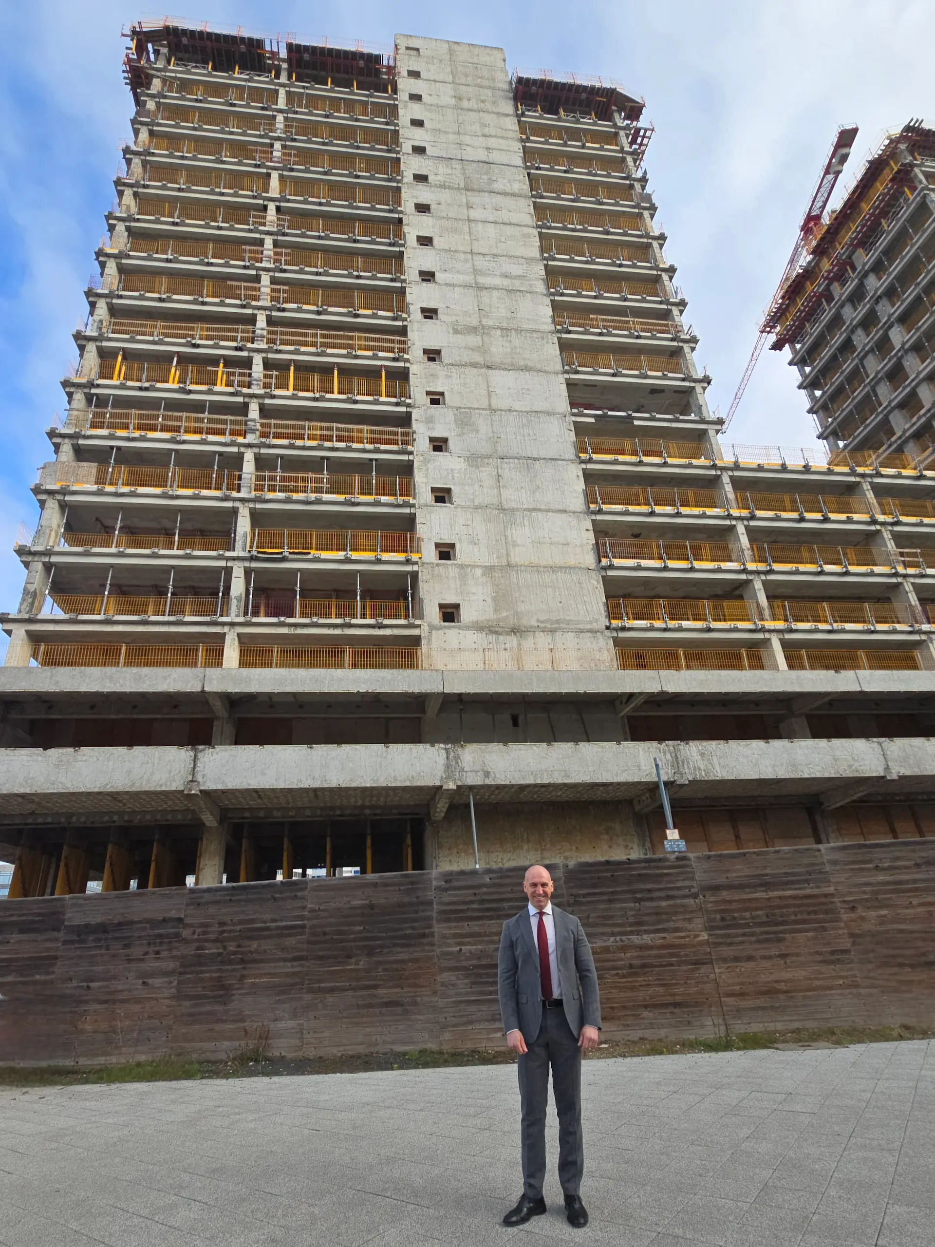 Ronny Kazyska vor einer stillgelegten Baustelle am Kaiserlei in Offenbach.