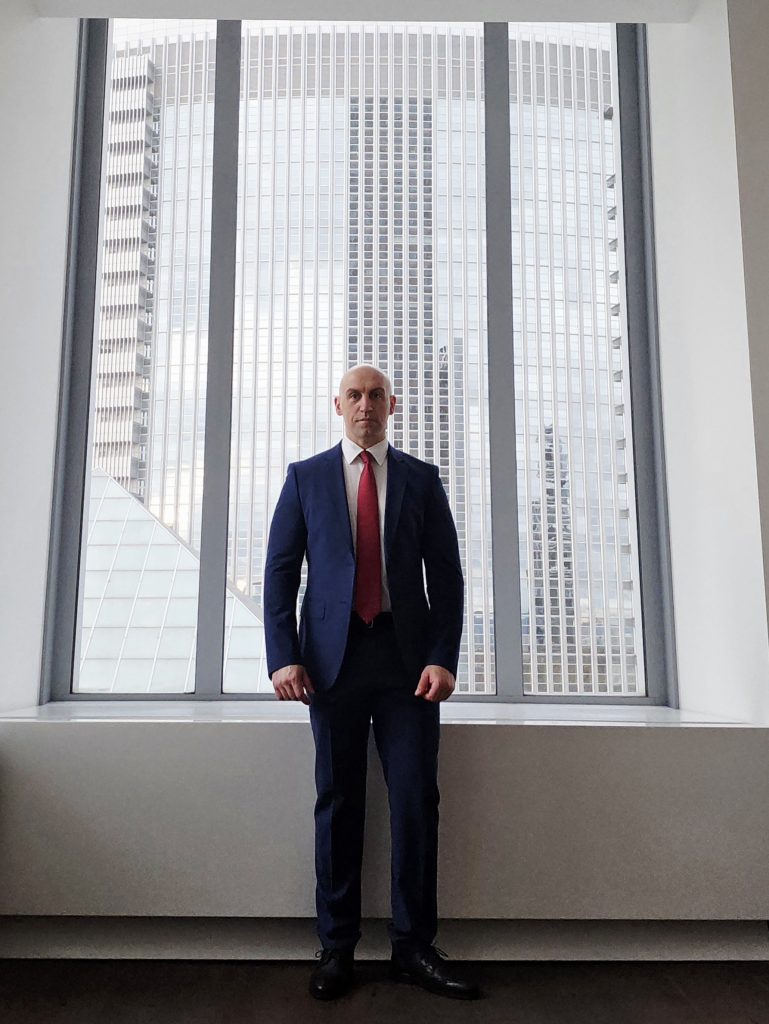Ronny Kazyska vor moderner Architektur im Messeturm in Frankfurt zum Grundsatz Timing im Immobilienmarkt.