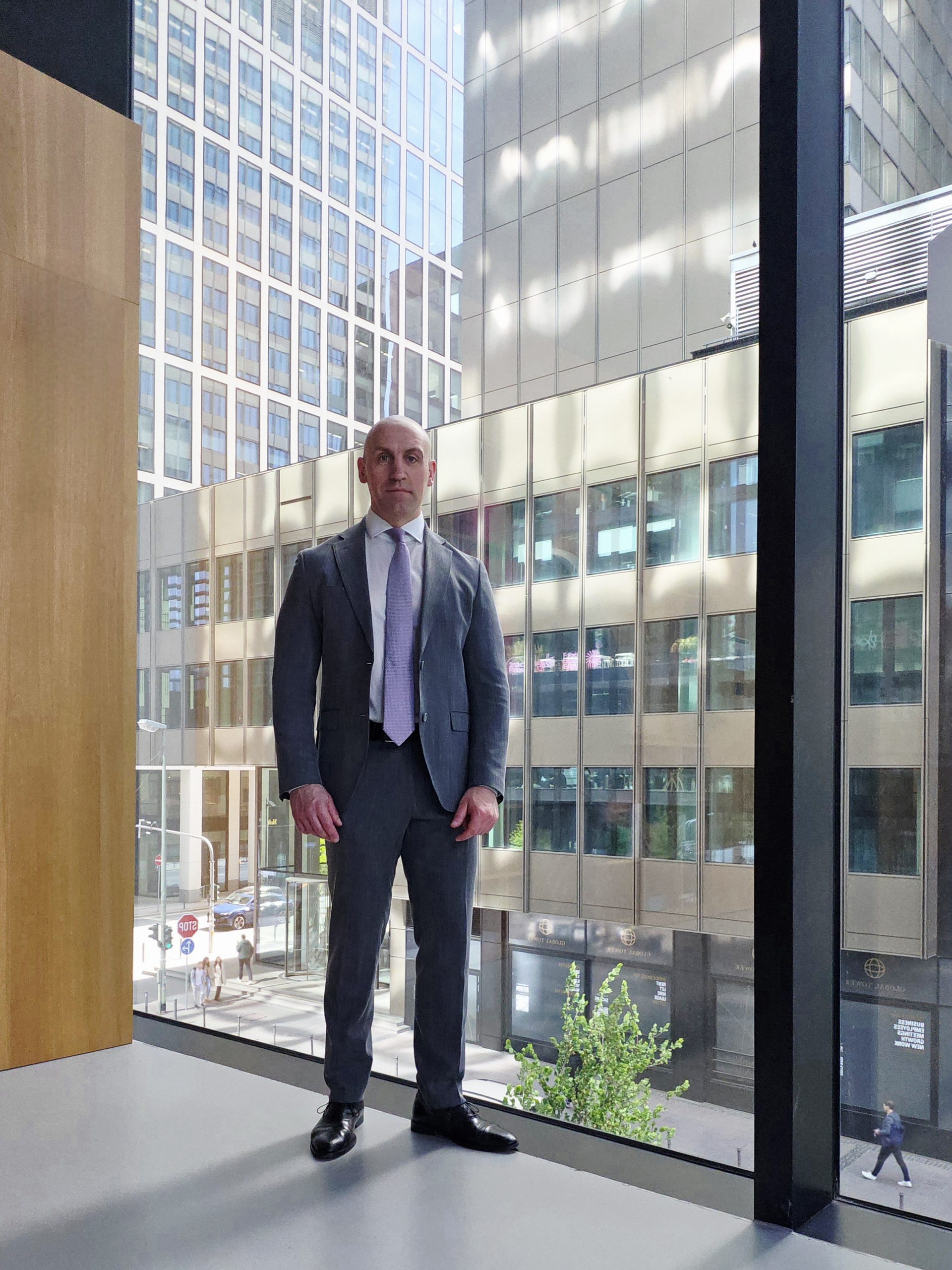 Ronny Kazyska vor moderner Architektur zum Grundsatz Prüfung im Immobilienmarkt.