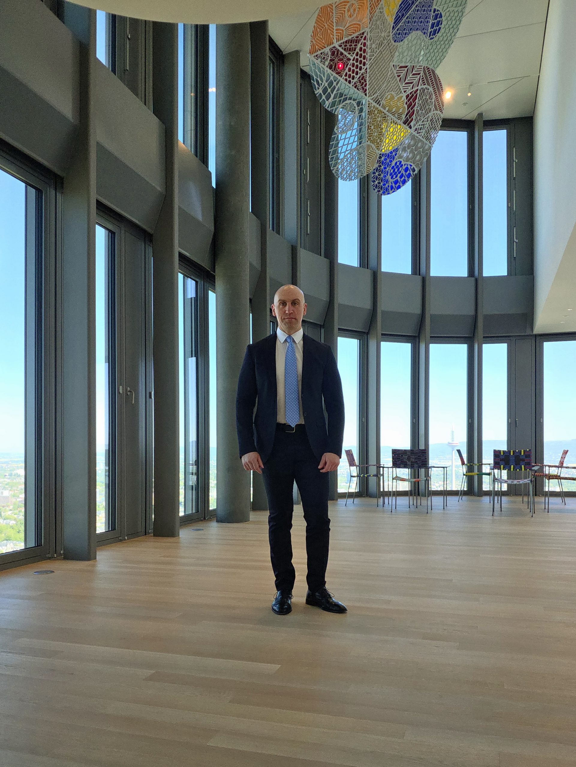 Ronny Kazyska in moderner Architektur zum Grundsatz Urteilskraft und KI in der Immobilienbewertung.