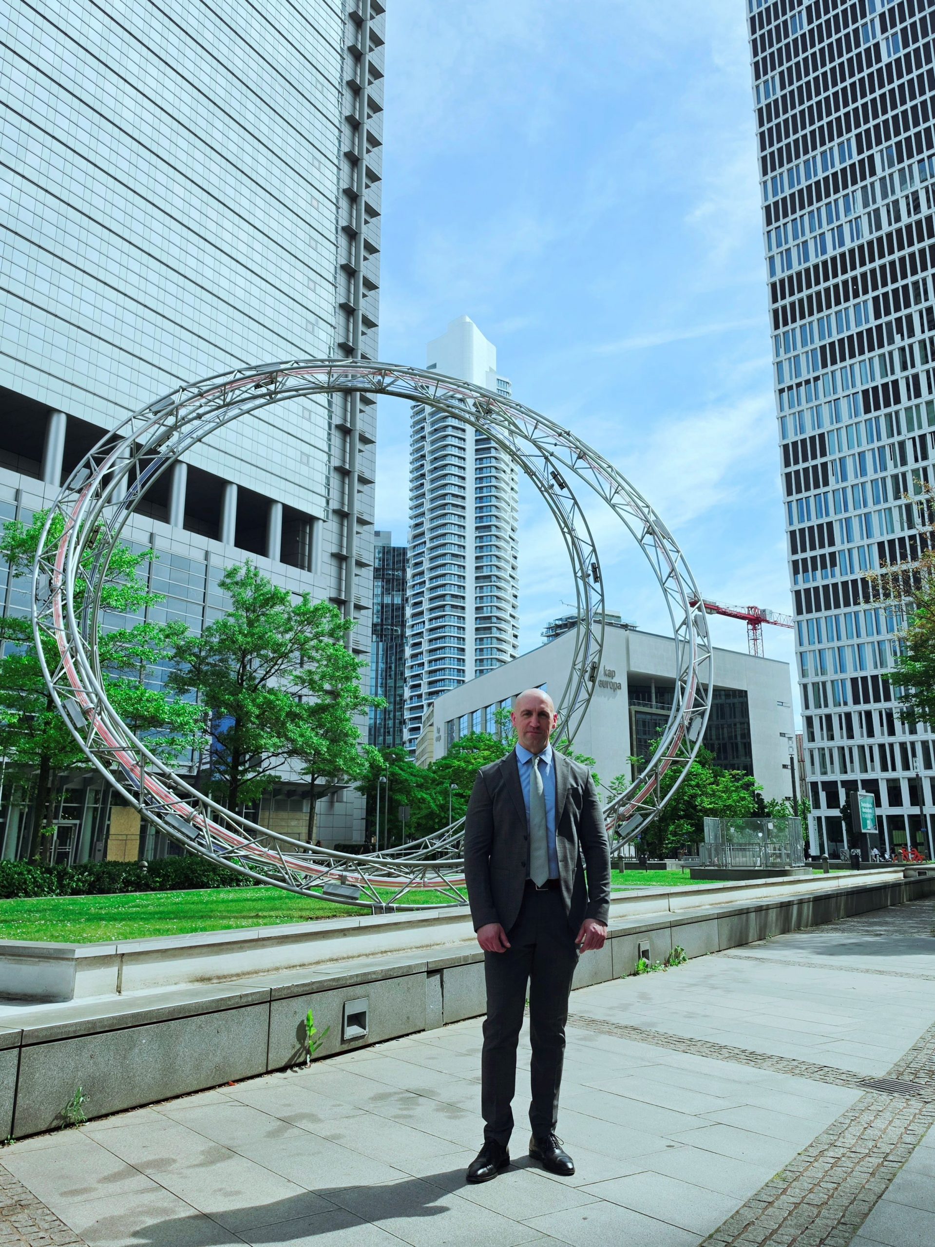 Ronny Kazyska vor Hochhausarchitektur im Frankfurter Europaviertel zum Grundsatz Marktfähigkeit von Investmentimmobilien.