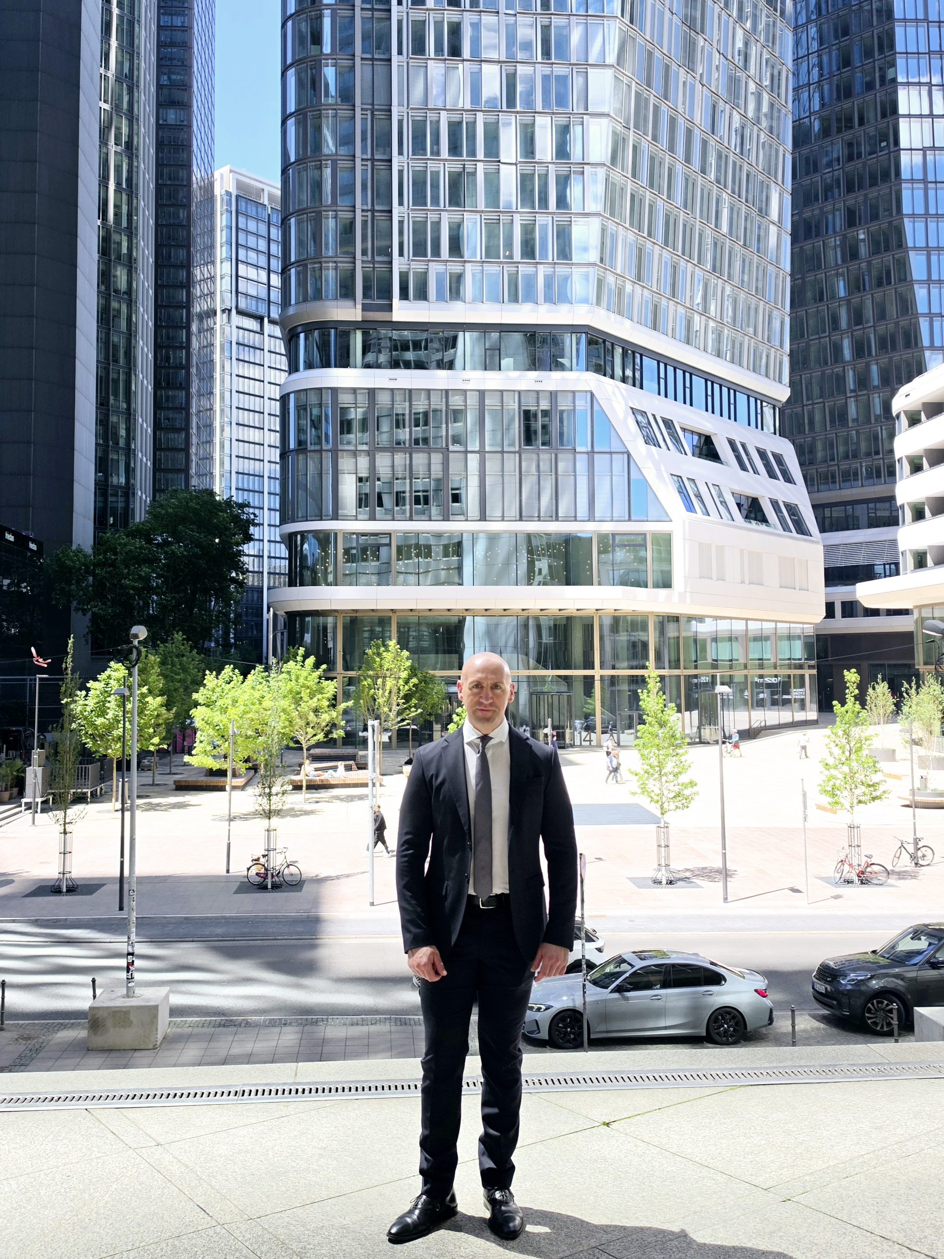 Ronny Kazyska im Frankfurter Bankenviertel vor moderner Hochhausarchitektur zum Grundsatz Käuferkreis bei Investmentimmobilien.