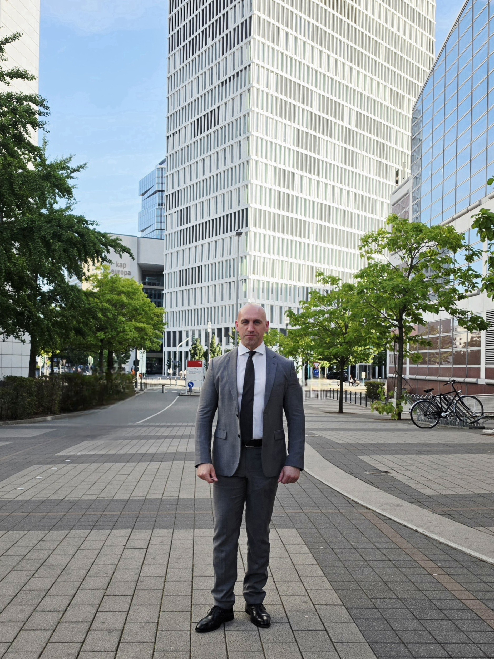 Ronny Kazyska in front of modern office architecture in Frankfurt am Main for the principle of third-party usability in investment properties.
