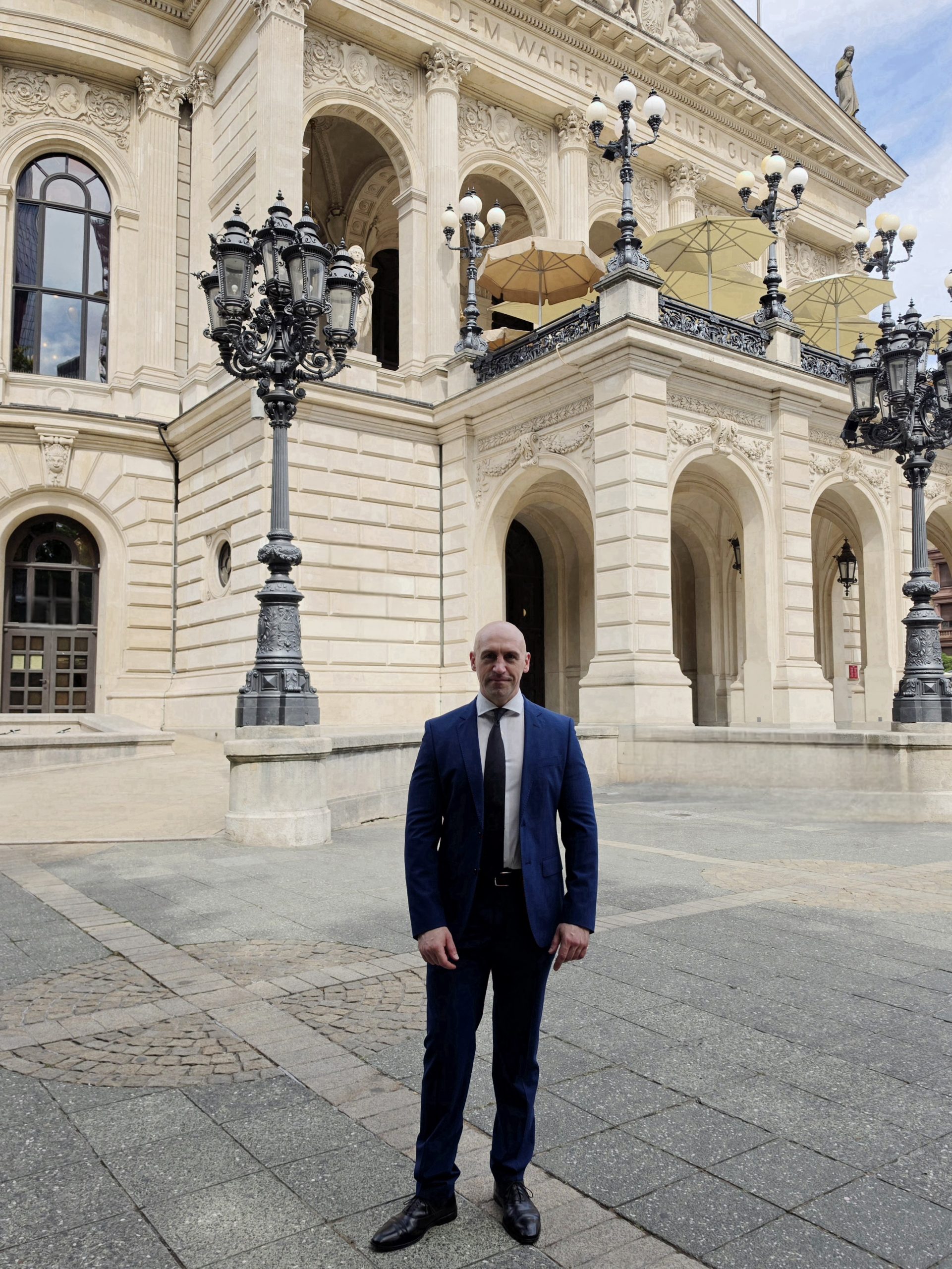 Ronny Kazyska vor der Alten Oper in Frankfurt am Main zum Grundsatz der Restnutzungsdauer in der Immobilienbewertung.