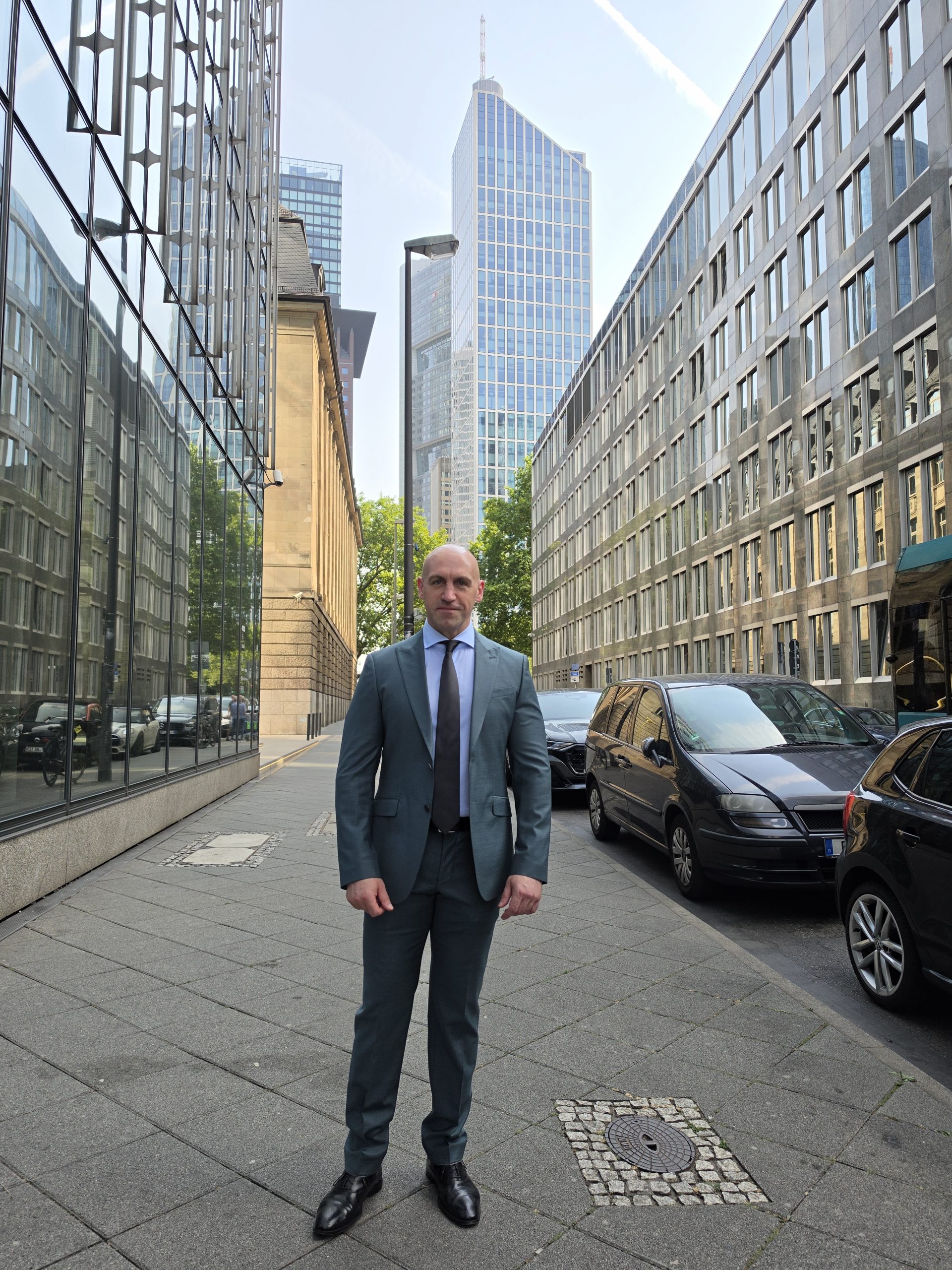 Ronny Kazyska vor moderner Hochhausarchitektur in Frankfurt am Main zum Grundsatz der Kapitalstruktur bei Immobilieninvestitionen.