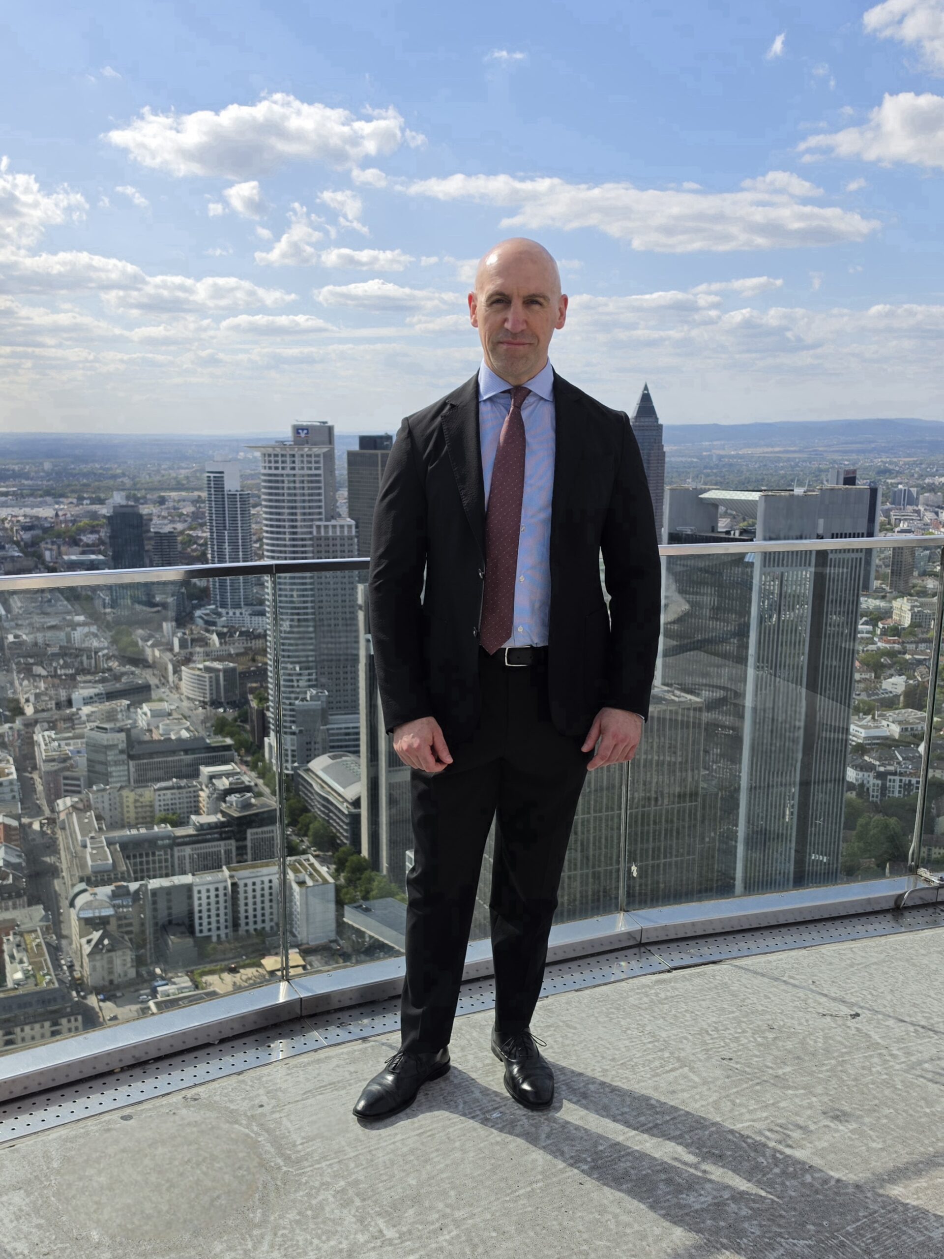 Ronny Kazyska auf dem MAIN TOWER mit Blick über Frankfurt zum Grundsatz Investmentqualität.