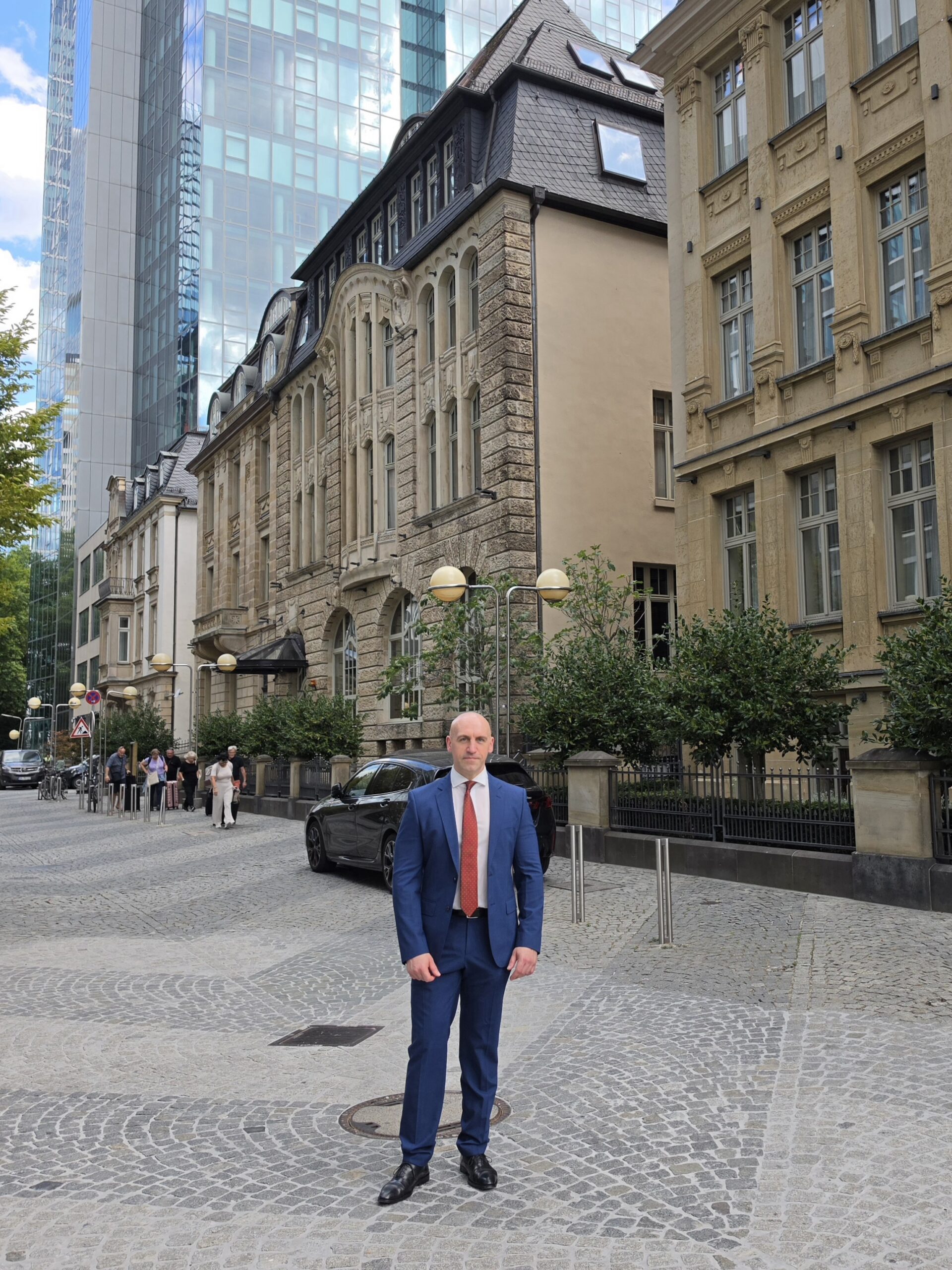 Ronny Kazyska vor dem denkmalgeschützten LUME Boutique Hotel in Frankfurt am Main mit dem Gallileo im Hintergrund zum Grundsatz Obsoleszenz.
