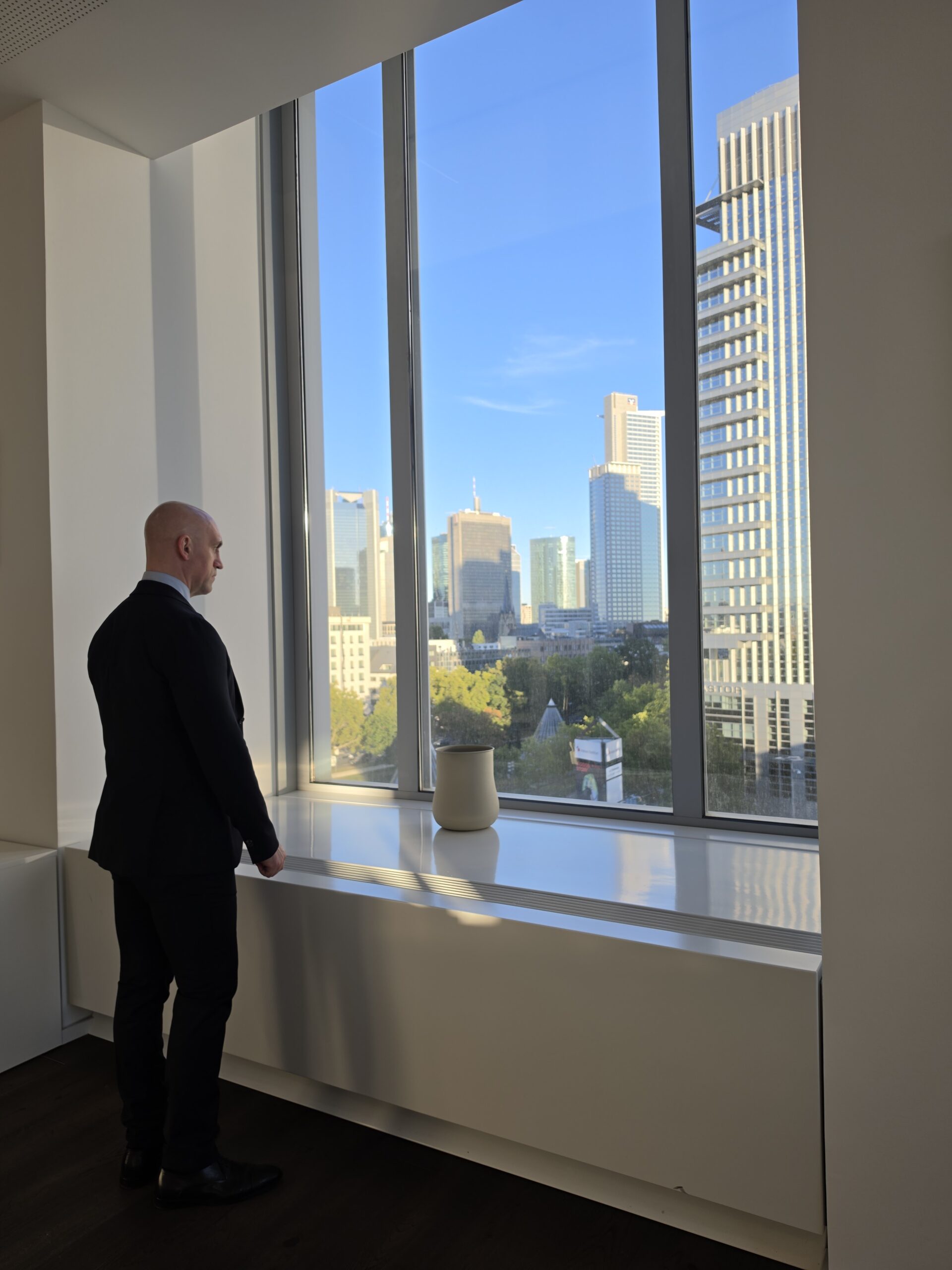 Ronny Kazyska mit Blick auf die Frankfurter Skyline aus dem Messeturm in Frankfurt am Main.